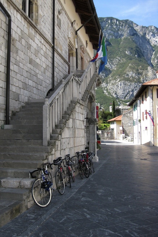Alpinradler Rennrad Tour Friaul Venetien Veneto Karnien Venzone Rathaus